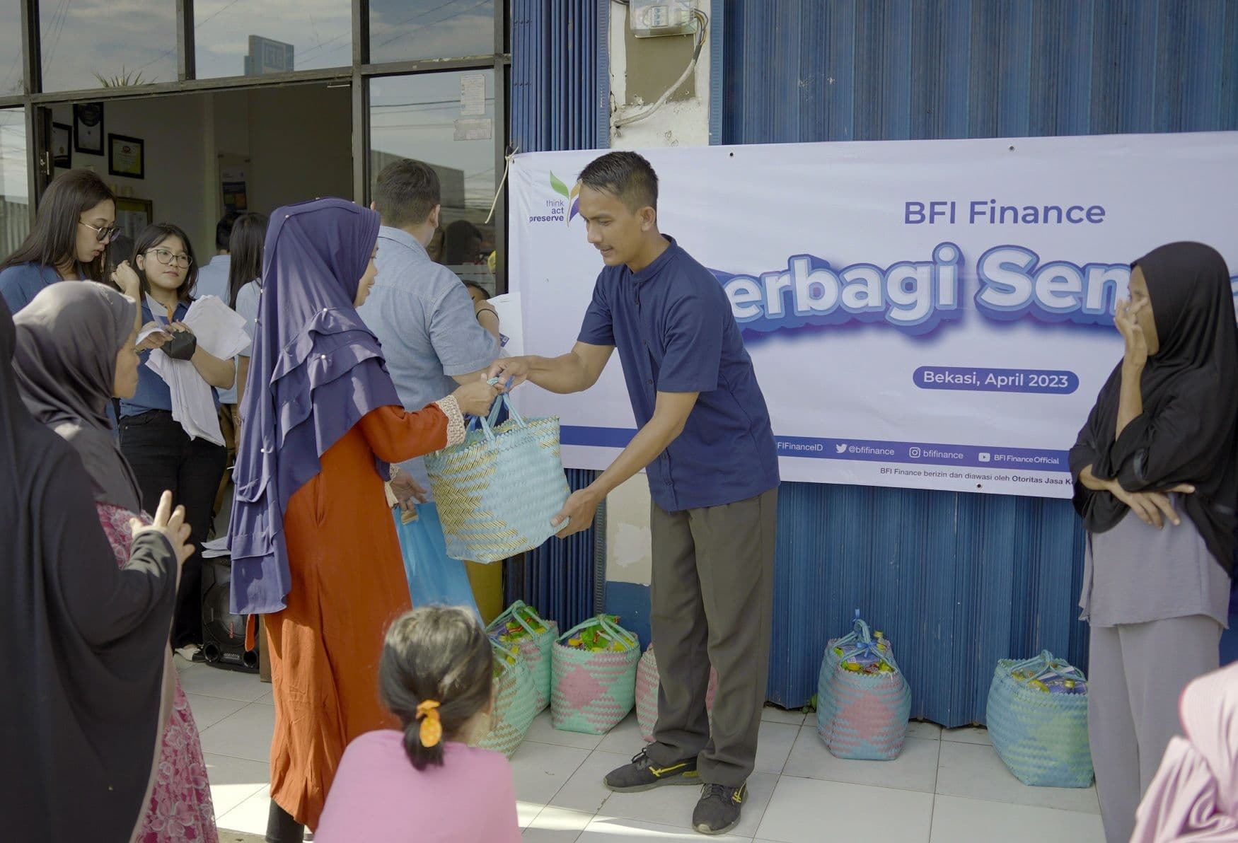 BFI Finance Bagikan Paket Takjil di Berbagai Wilayah dan Sembako di Bekasi