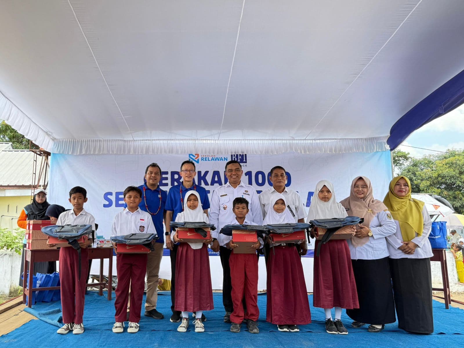 Kontribusi Nyata untuk Anak Bangsa, BFI Finance Bagikan Seribu Paket Sepatu & Tas Sekolah di Lampung Tengah