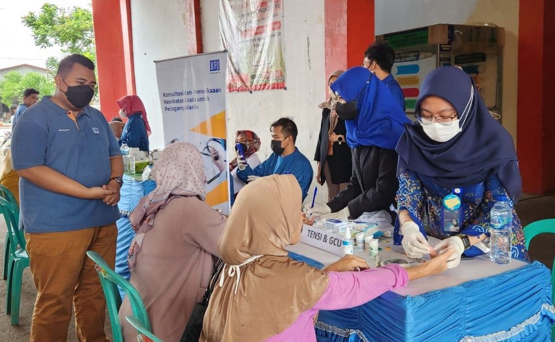 Dukung Aktivitas Perekonomian Berkelanjutan, BFI Finance Berikan Layanan Kesehatan Gratis di Pasar Jatibarang