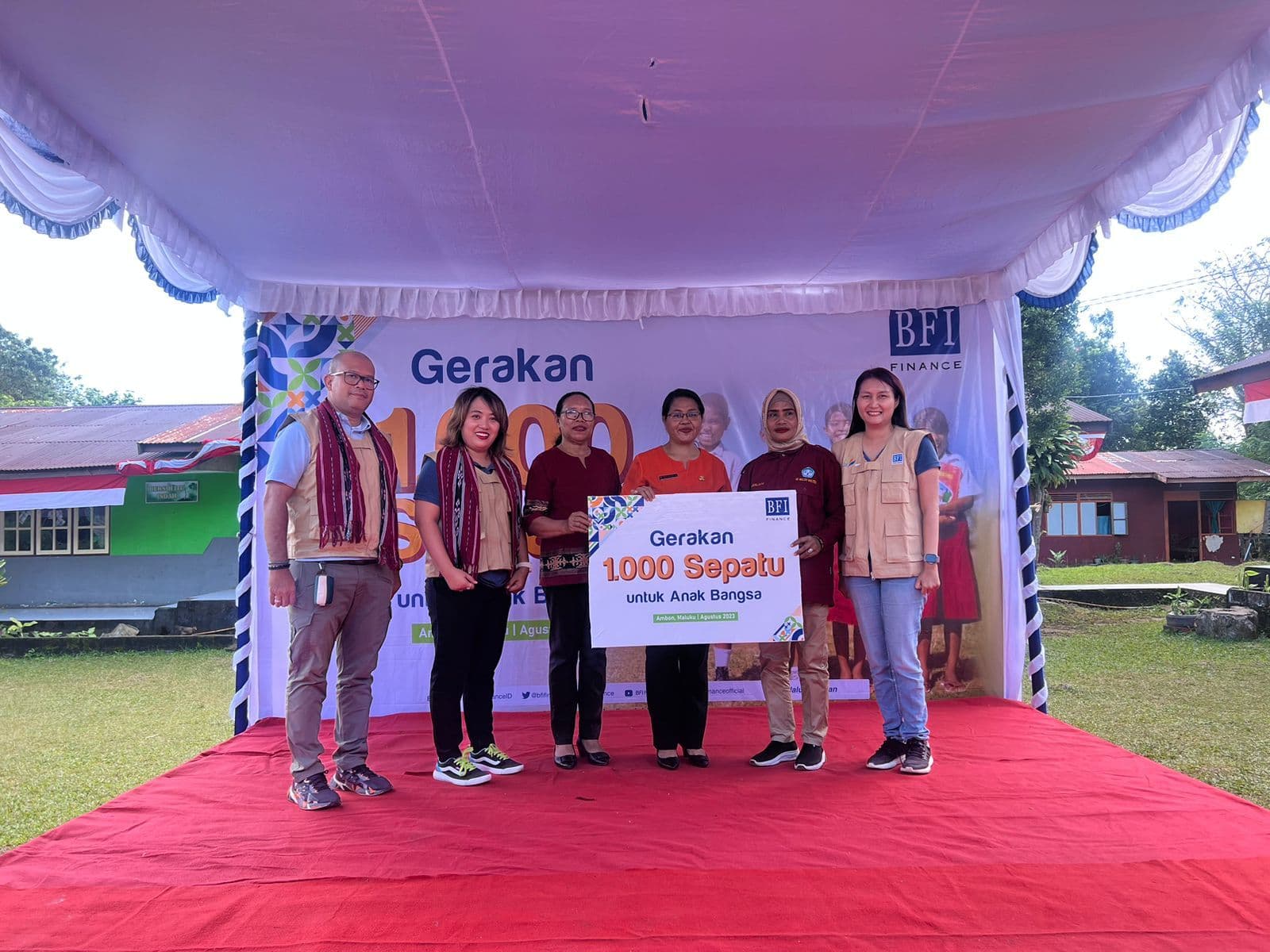 BFI Finance Distributes 1,000 Pairs of Shoes and Provides Financial Education for Elementary School Students in Maluku