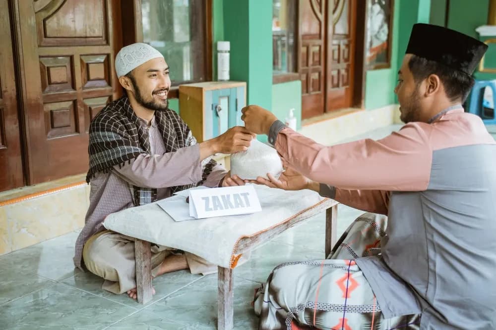 8 Orang yang Berhak Menerima Zakat Menurut Islam